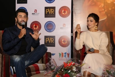 Deepika, Ranbir Kapoor share hugs, goodbye kisses