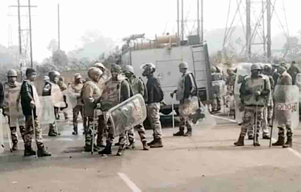 CISF lathi charge in Dhanbad, protesting shopkeepers chased away