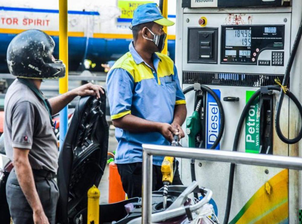 Petrol crosses Rs 100 mark in capital, rising prices of vegetables further bleed people
