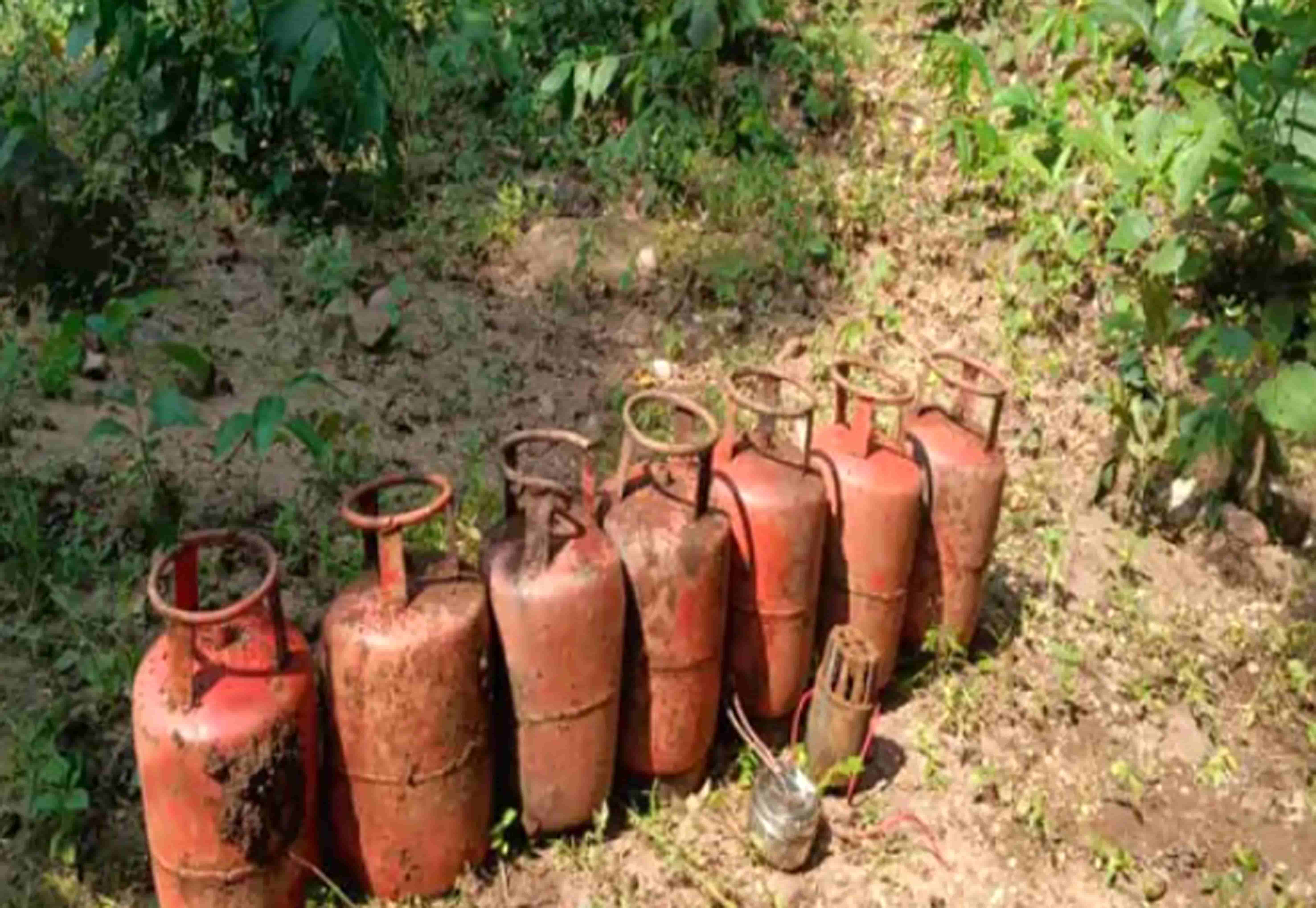 Nine cylinder bombs recovered from Budha Pahad - Nine cylinders were kept hidden in Latu forest, recovered, police defused them