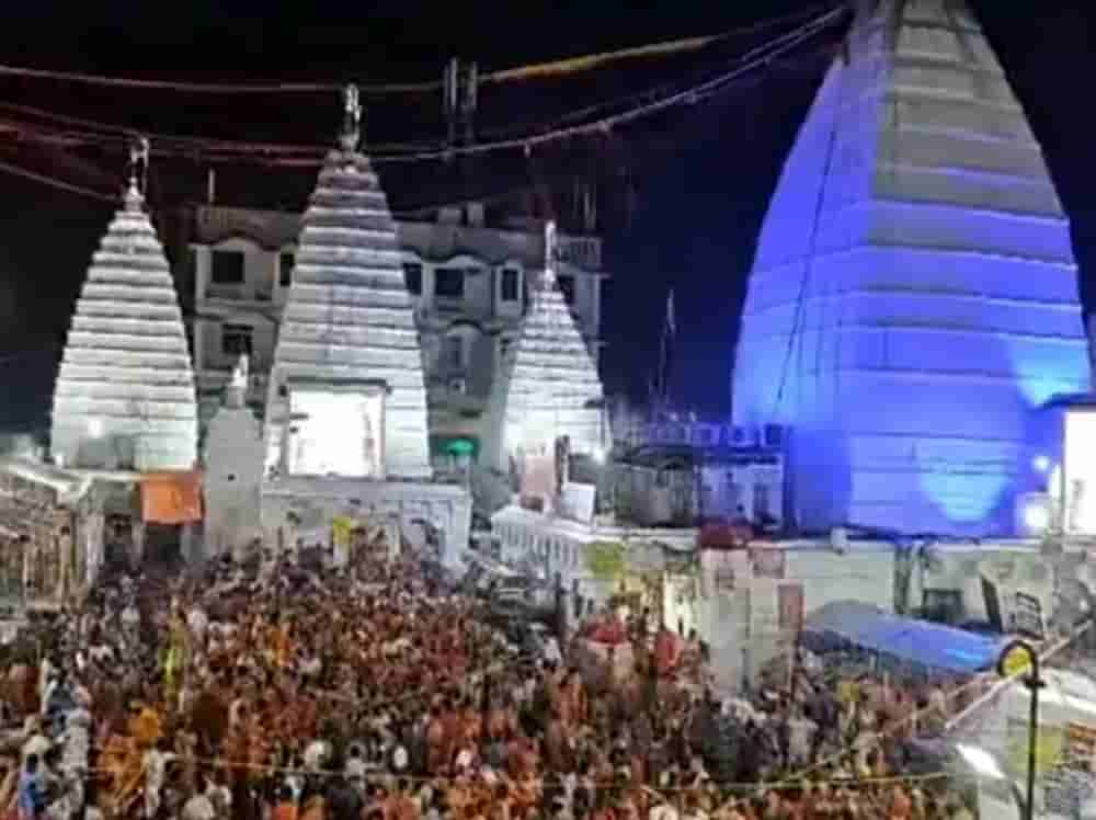 Eight km long queue for Jal Abhishek, Deoghar echoed with Bol Bam