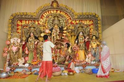 On Mahaashtami devotees make beeline across temples to offer obeisance to Maa Durga