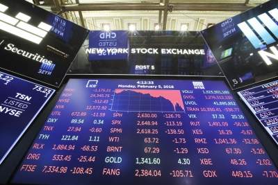 Wall Street tumbles after US tops world in COVID-19 cases