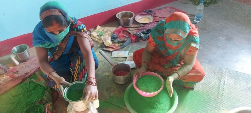 Women of Palash group making herbal gulal from flowers & other natural things, Gulal is ensuring economic self-reliance of rural women