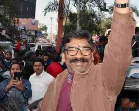 Hemant Oath Ceremony: CM (Designate) asks for books instead of flower bouquets