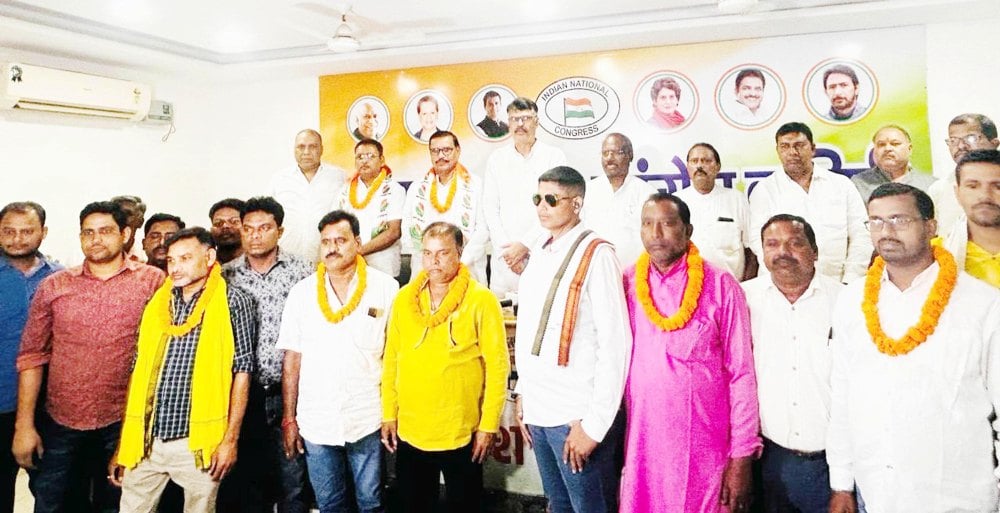 bjp-working-committee-member-along-with-hundreds-of-workers-joined-congress-under-the-aa-ab-laut-chale-campaign
