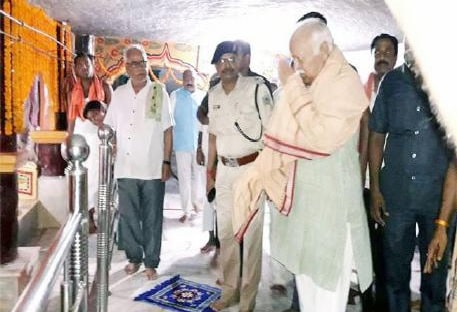Mohan Bhagwat offers prayers at Ramrekha Dham in Simdega