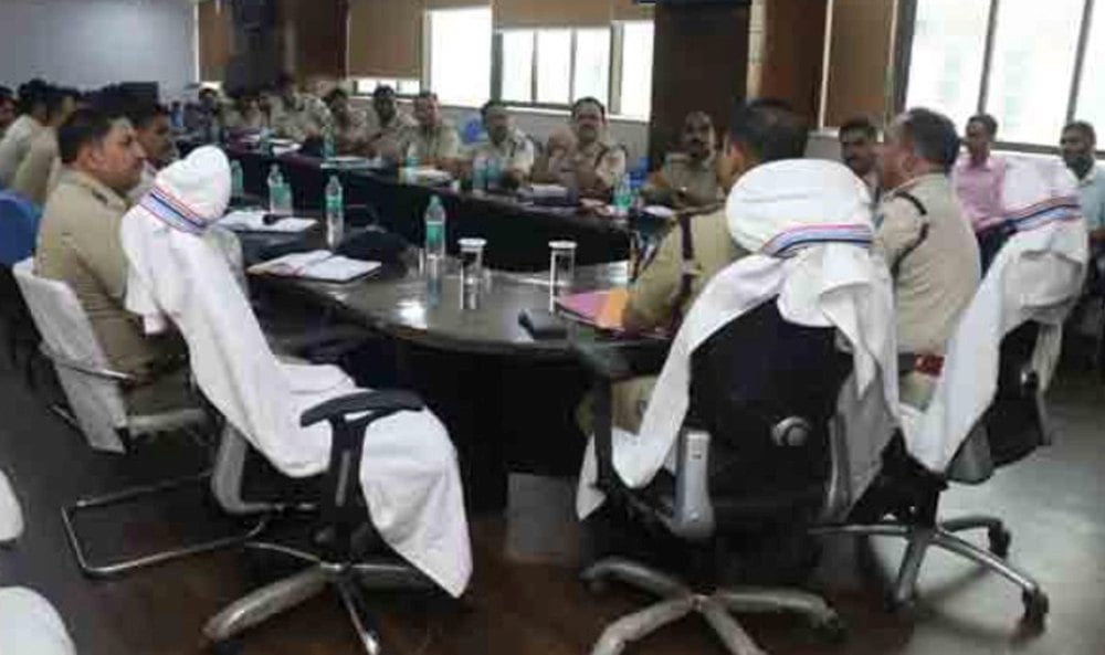 ssp-held-a-meeting-with-police-station-in-charges-of-naxal-affected-areas-discussed-on-conducting-elections-peacefully