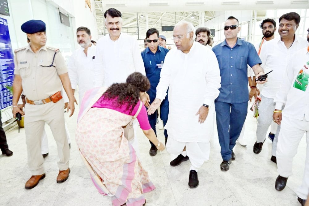 congress-president-mallikarjun-kharge-being-welcomed-by-party-workers-at-ranchi-airport