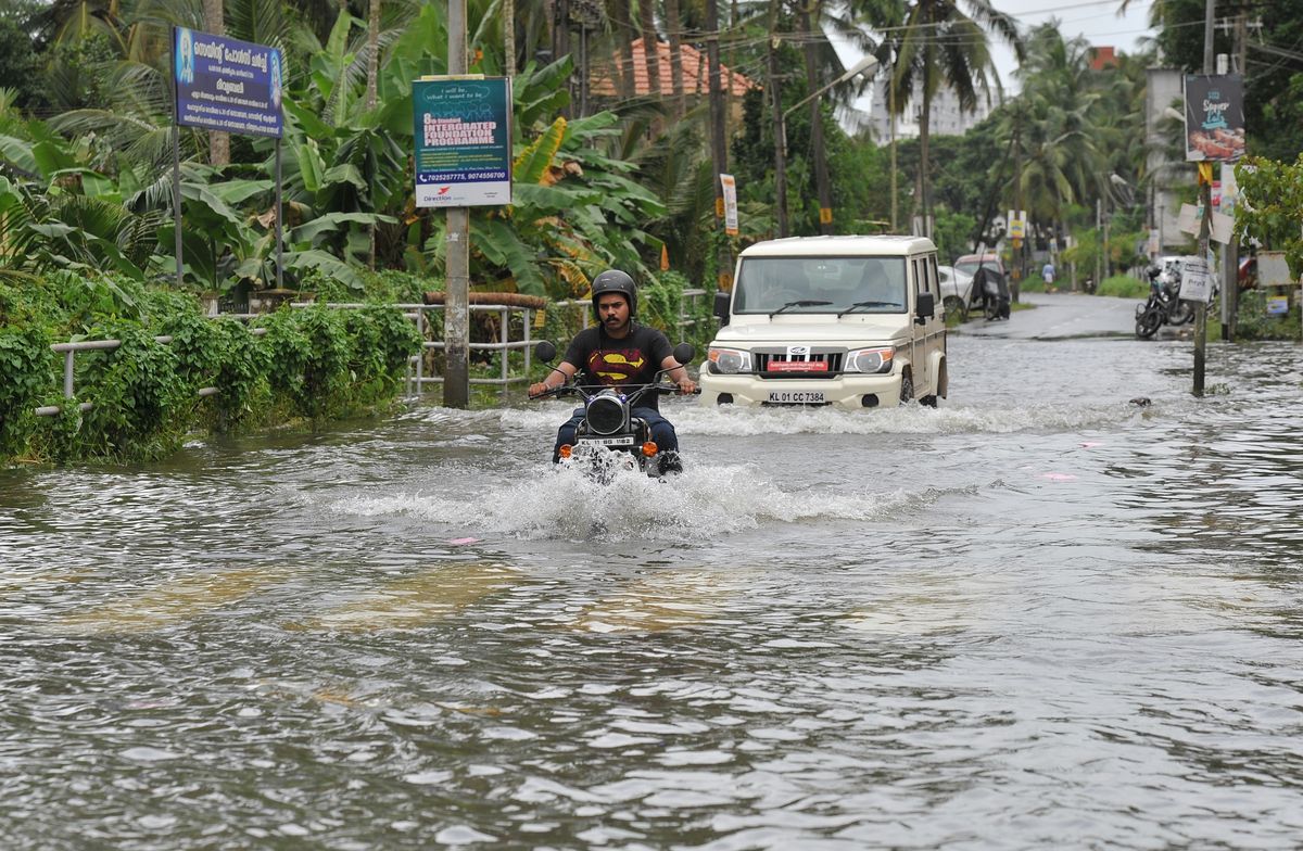 Kerala flood toll reaches 370, rescue operations continue
