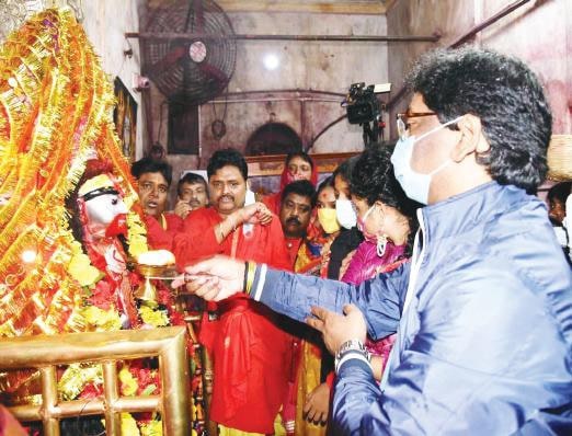 CM with family members offers prayers at Tarapeeth temple