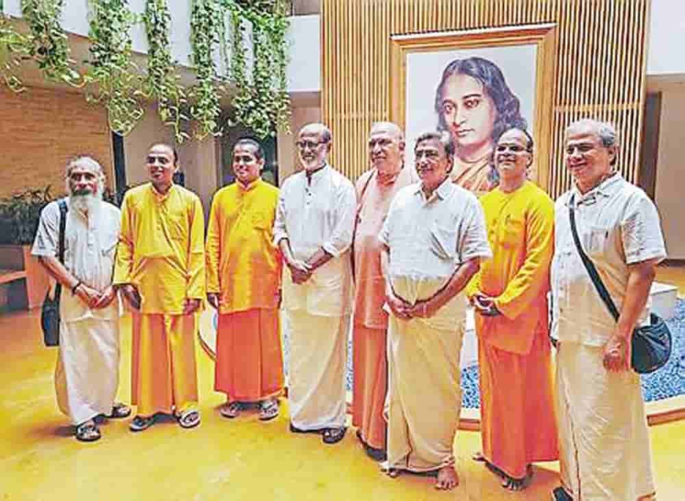 Actor Rajnikant arrived Ranchi met with Jharkhand Governor, Offered prayer at Rajrappa Temple