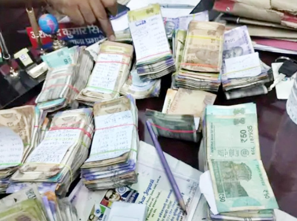 Police recovered nine lakh rupees cash and luxurious vehicle during investigation in Giridih
