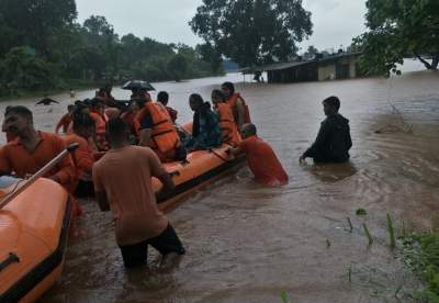 600 rescued from stranded train in Maharashtra