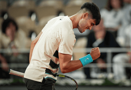 Alcaraz Fights Off Dzumhur to Reach French Open Fourth Round