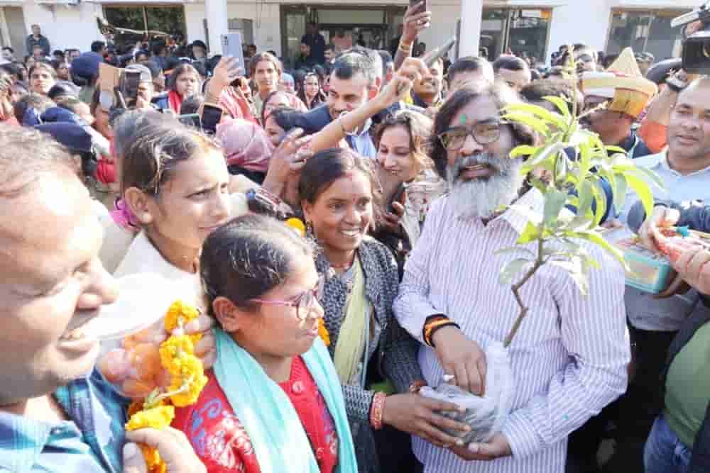 Poshan Sakhi Didis meet CM Soren,MLA Kalpana Soren