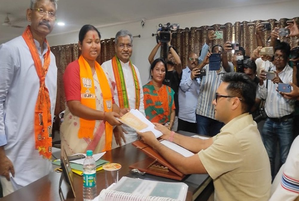 BJP candidate Geeta Koda filed her nomination, Babulal Marandi accompanied her