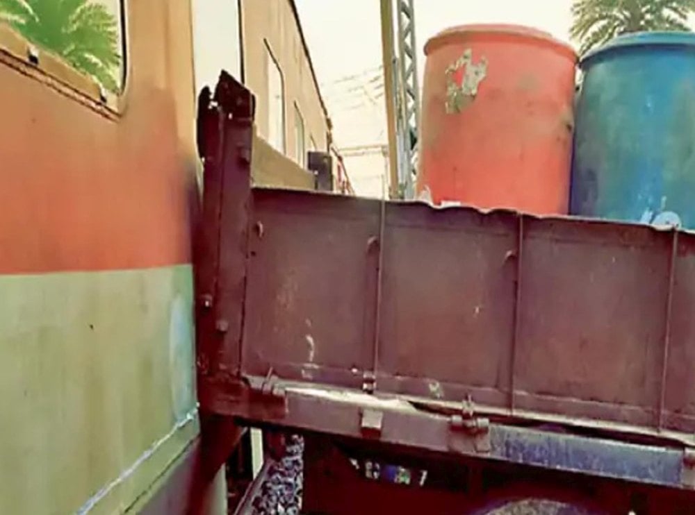 Rajdhani Express collided with a tractor, driver pushed emergency brake near Bokaro