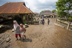 death-toll-in-indonesia-s-lava-flood-rises-to-44
