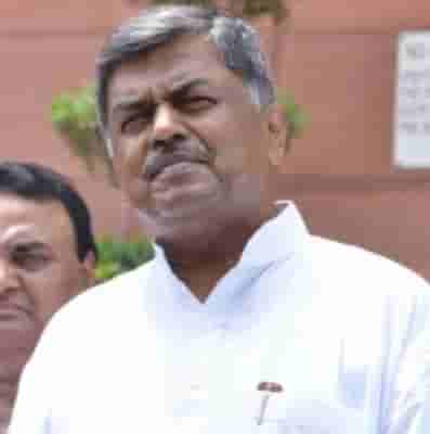 K’taka Cong leader Hariprasad raises banner of revolt, challenges CM Siddaramaiah