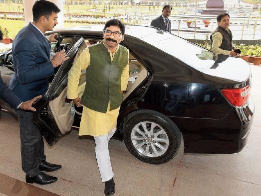 BJP leaders’ vehicle used in income tax raids alleges Hemant Soren