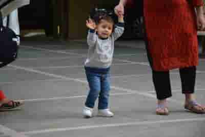 Inaaya sings happy birthday to 'papa' Kunal Kemmu