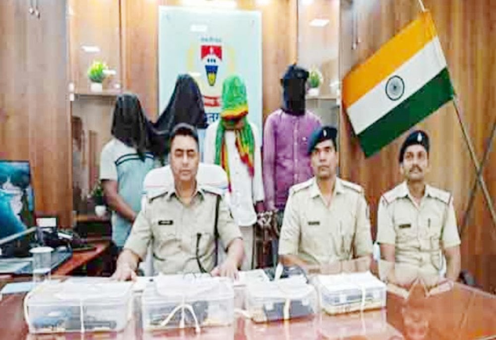 Four Naxalites arrested in Chatra, two American pistols recovered