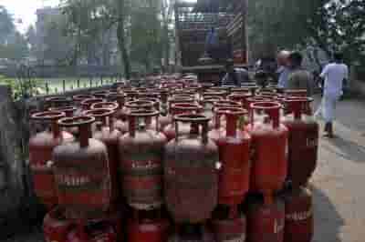 Domestic gas cylinder prices up by 56% in 4 years; hefty drop in subsidy