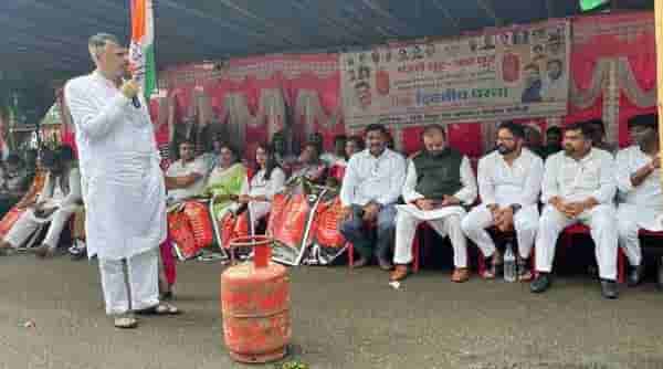 Rs 200 rebate given on gas cylinder after looting for 100 months: Congress