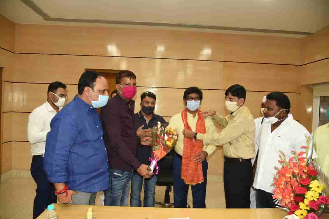 Members of Ranchi Zilla and Ranchi Mahanagar Durga Puja Committee meet CM