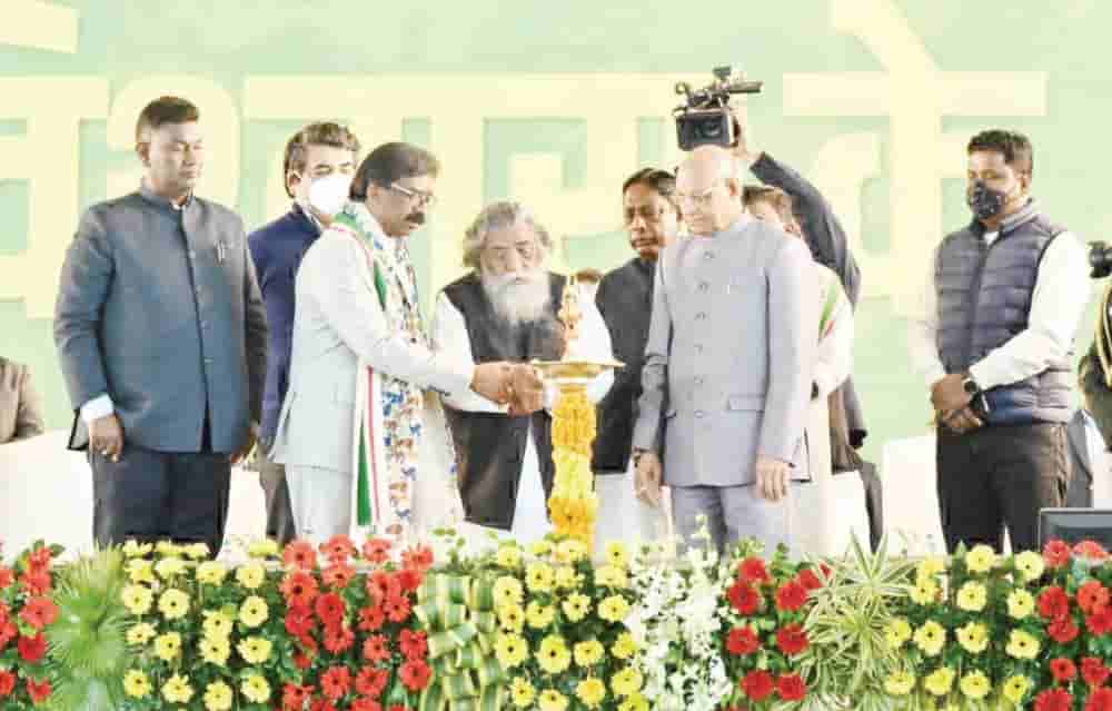 Two years of ‘Hemant-Raj’, CM announces to transfer money in accounts of poor ration card holders to buy petrol