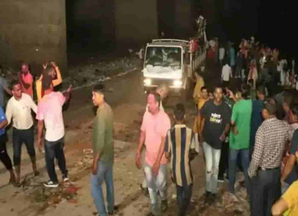 Truck carrying idol immersion crushed one and a half dozen people, two died in Jamshedpur