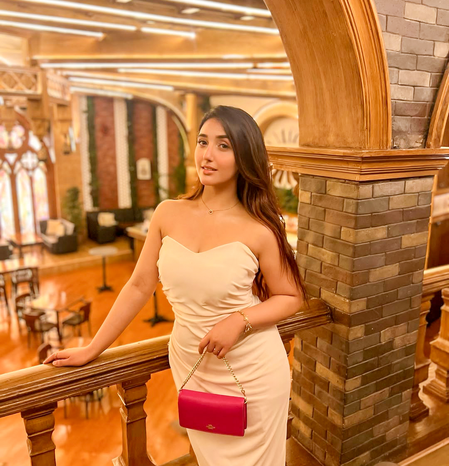 Ashnoor Kaur Shares a Special Selfie Before Entering 'Bigg Boss', Says She Will Miss Her Parents