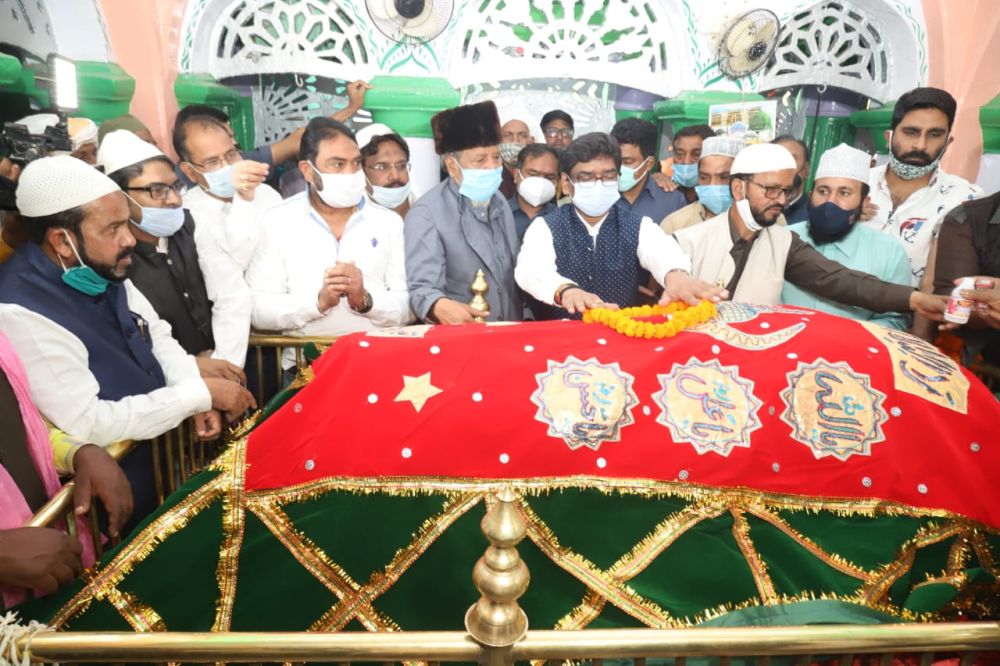 CM offers 'Chadar' at Mazaar of Risaldar Baba