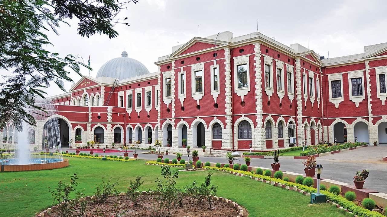 HC directs govt to file reply over petition of unaided school association