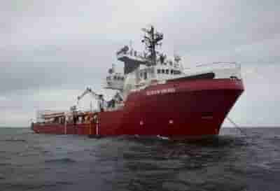 Mediterranean rescue ships save more people, await safe harbour