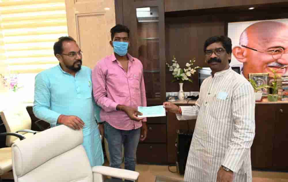 CM gives Rs 2 lakh for treatment of needy