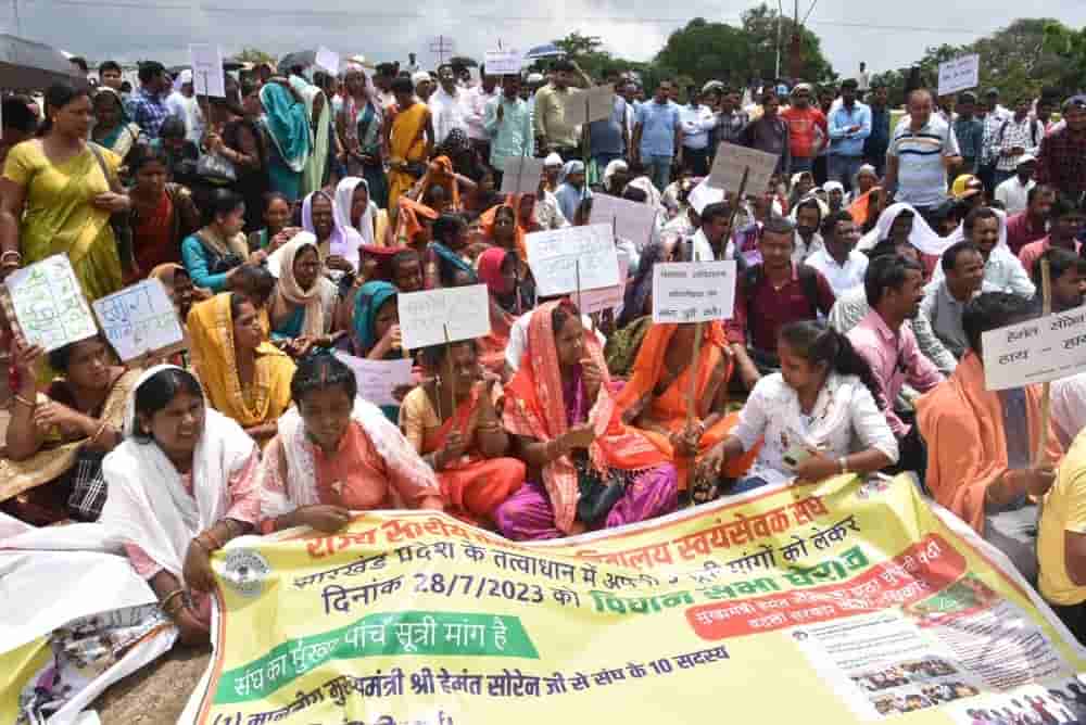 Police stopped Panchayat volunteers going to surround the assembly