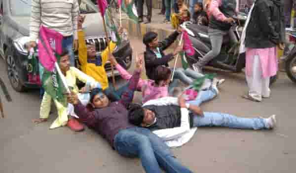 13 farmer leaders leave Singhu border to meet Amit Shah