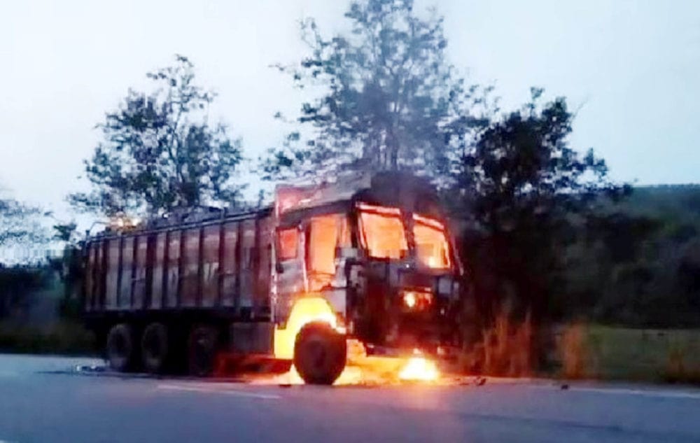 the-truck-caught-fire-in-khunti