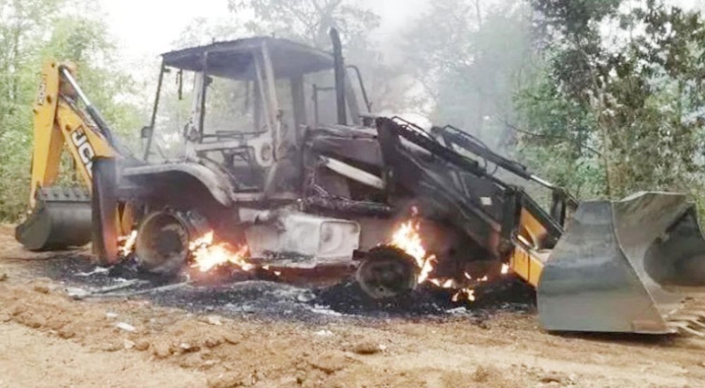 Maoist rebels set ablaze JCB Machine in Lohardagga