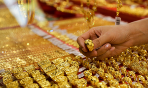 Gold prices hit record high amid global uncertainty