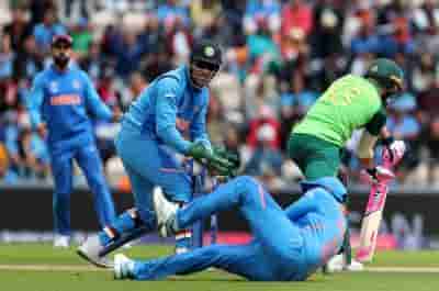 Unlike CoA & CEO, Indian players stand by Dhoni in gloves issue