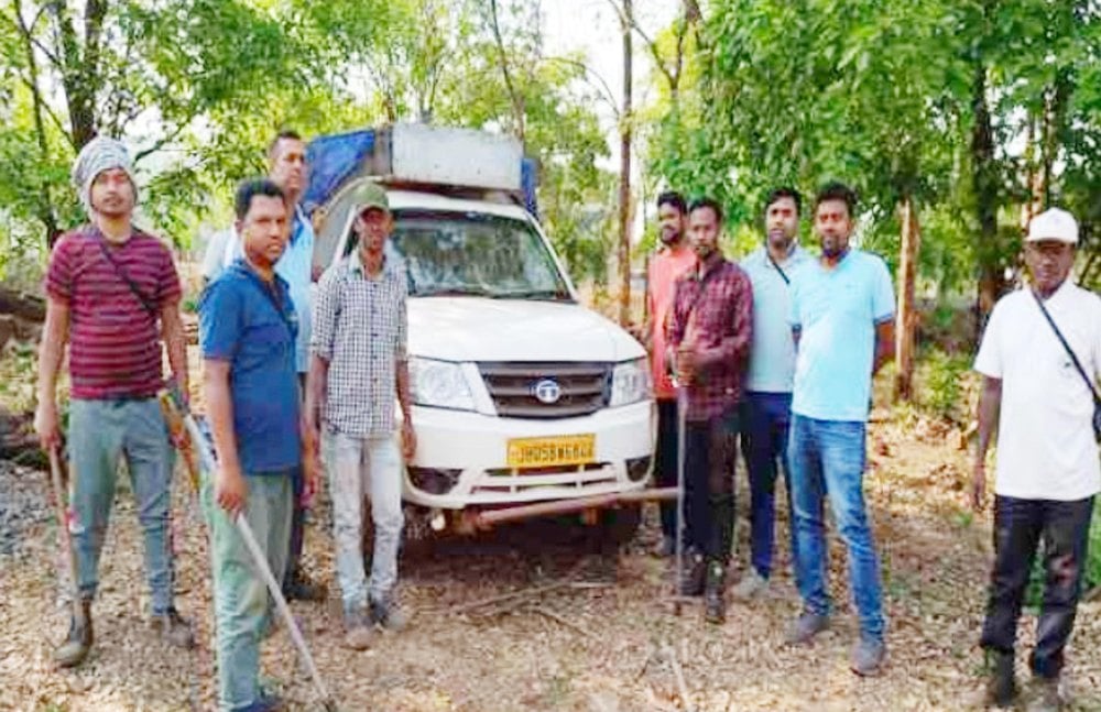 forest-department-caught-a-vehicle-loaded-with-20-pieces-of-sakhua-in-kiriburu