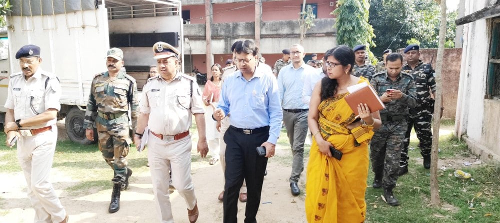 ranchi-dc-and-ssp-inspected-booths-in-sensitive-areas-of-bundu-block